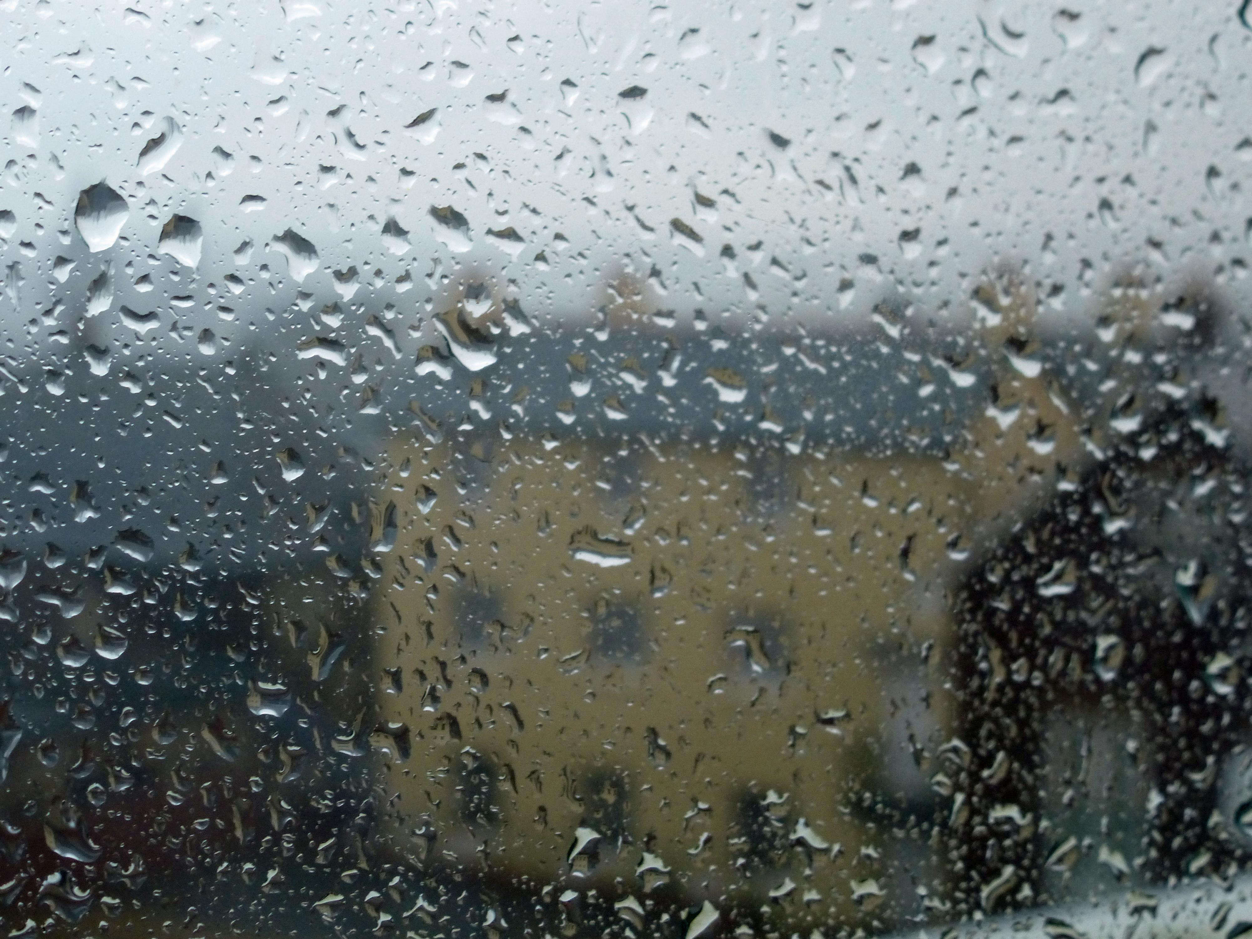 Окно в дождевых каплях. Капли на стекле. Капли дождя. Капли дождя на окне. Мокрый дождь.