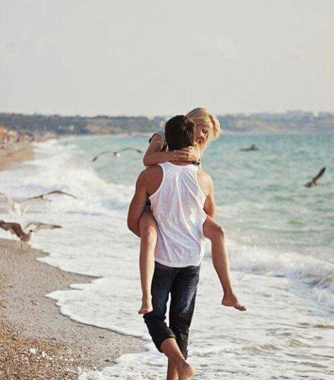 Романтическая прогулка на море продолжилась еблей молодой брюнетки